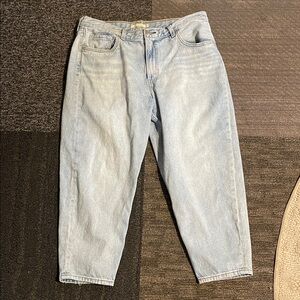 Levi's loose taper crop 32 light wash woman’s